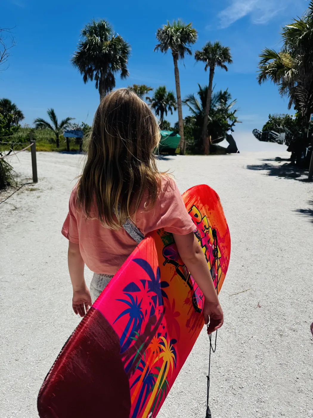 Auf dem Weg zum Strand mit dem Bodyboard