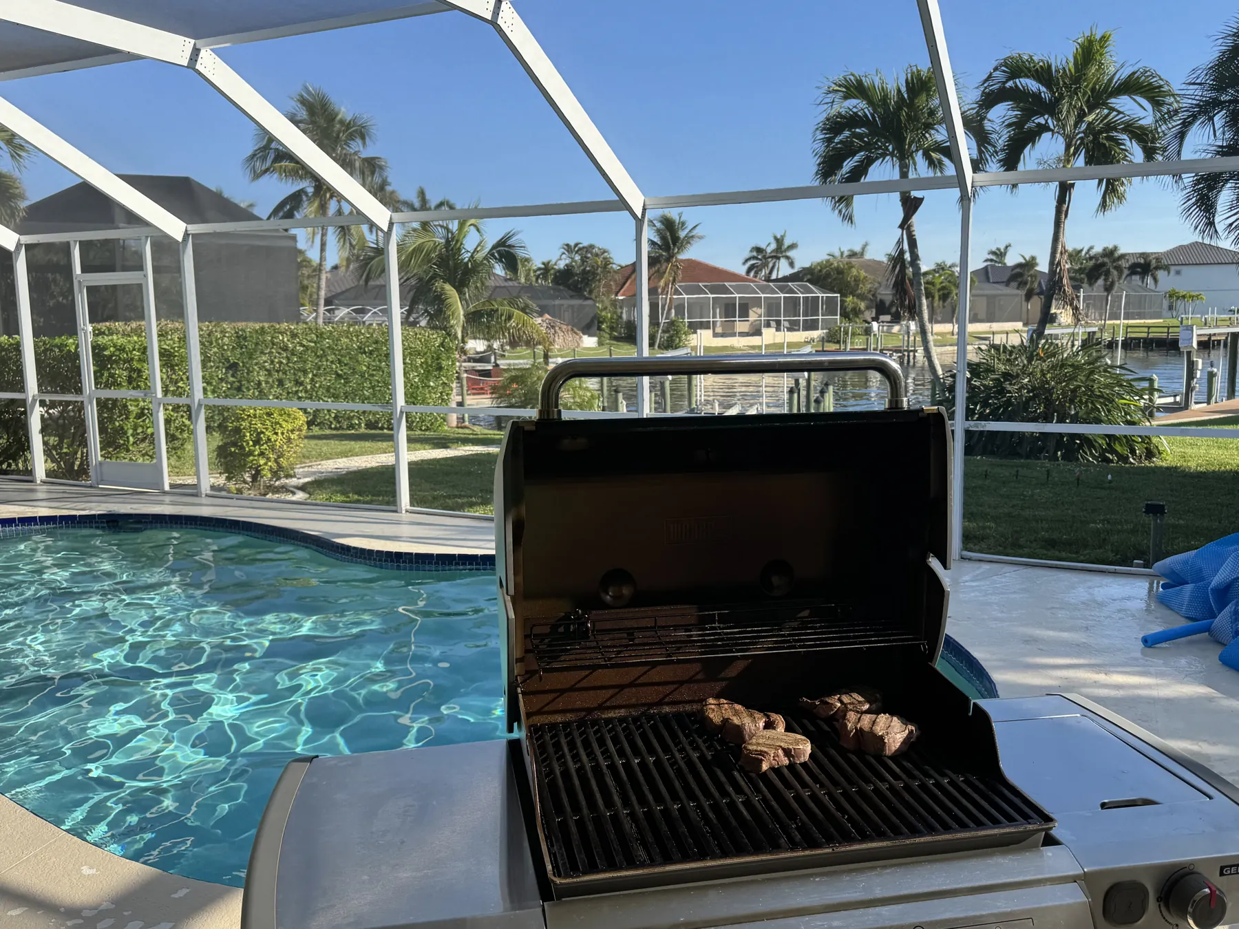 Grillen auf der Lanai am Pool