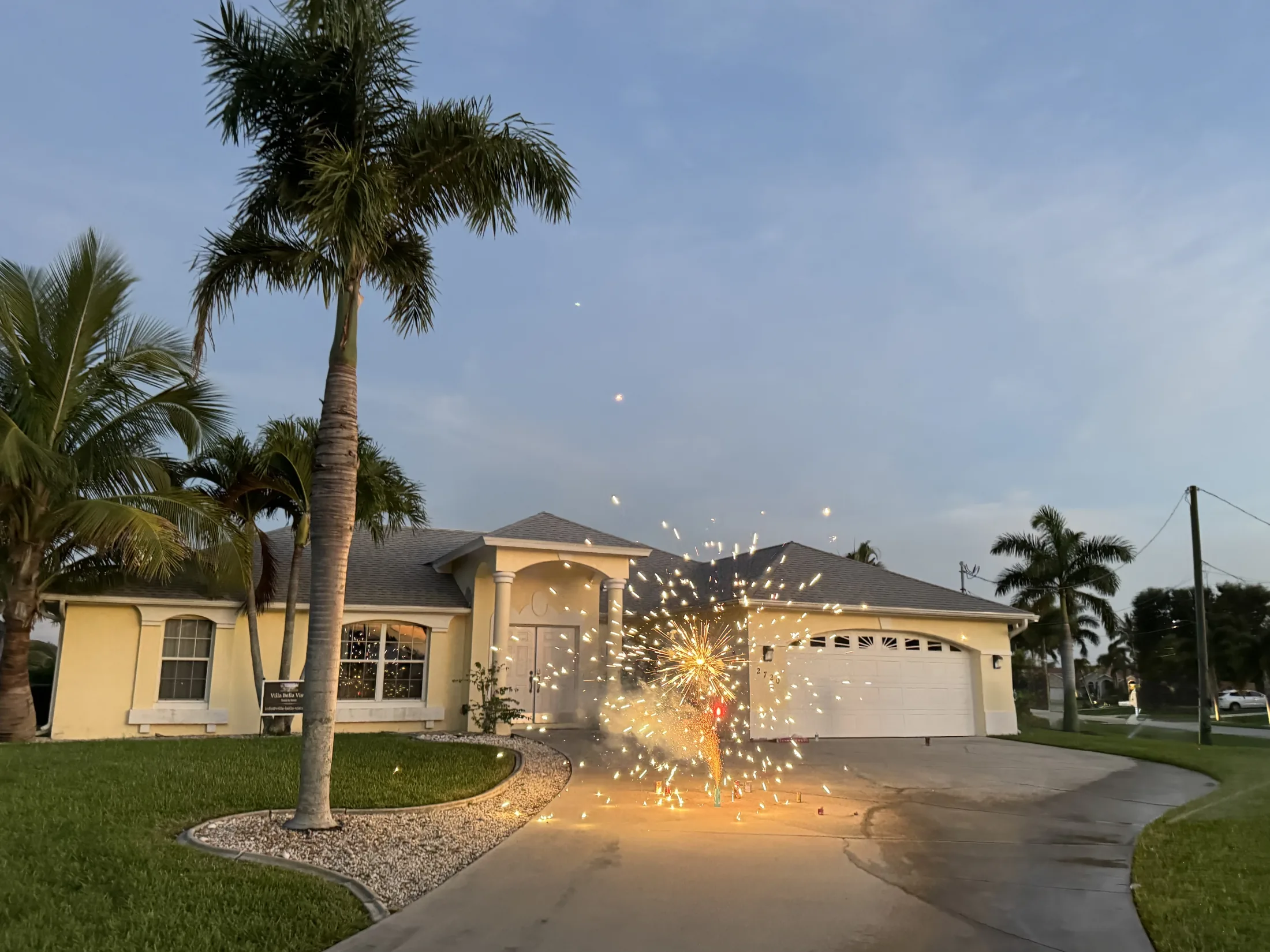 Villa Bella Vista in der Abenddämmerung mit Königspalmen und Doppelgarage