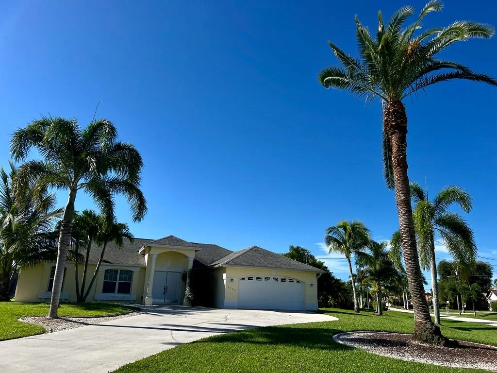 Villa Bella Vista mit Königspalmen und Doppelgarage