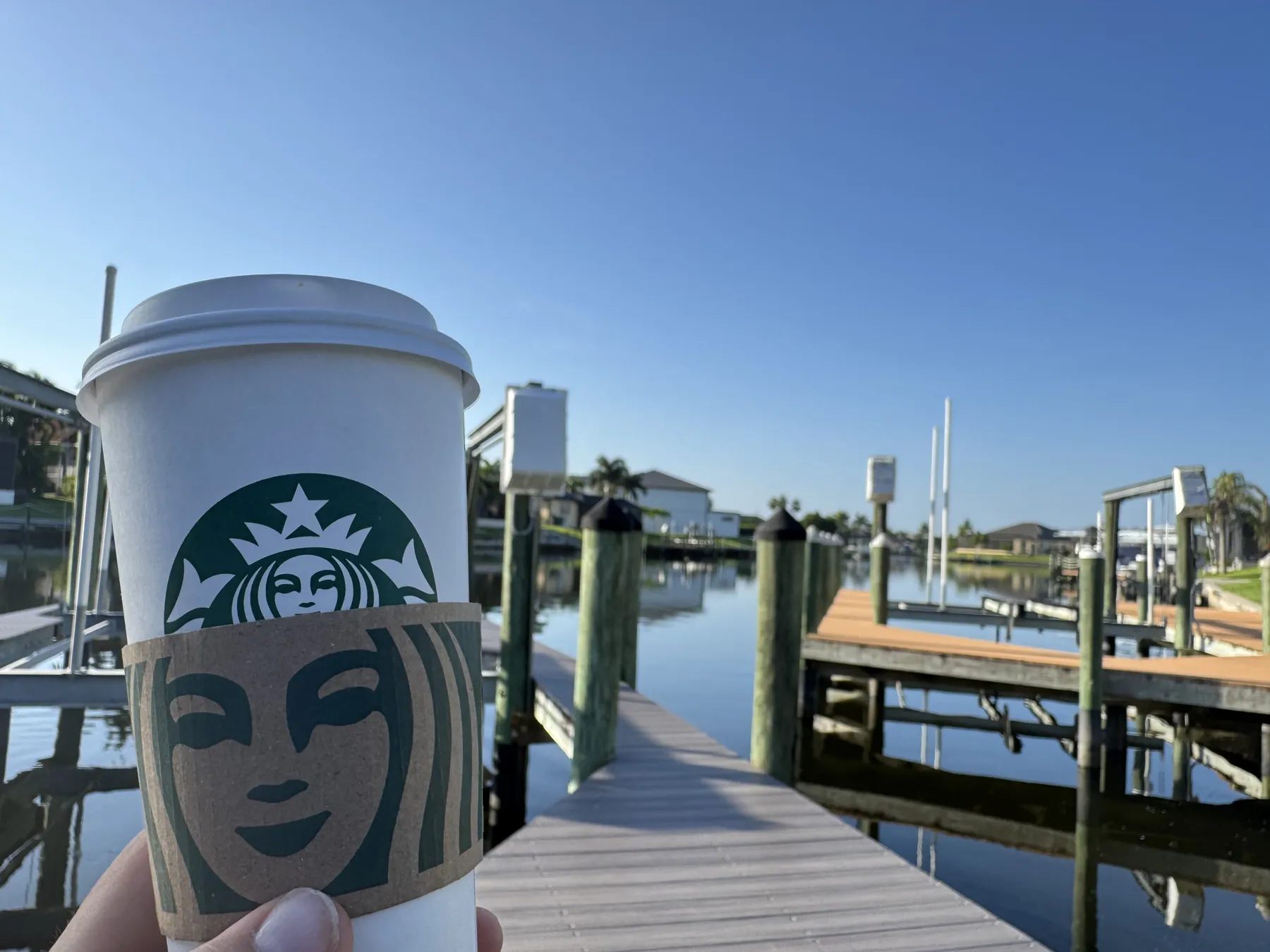 Morgenkaffee auf dem Steg