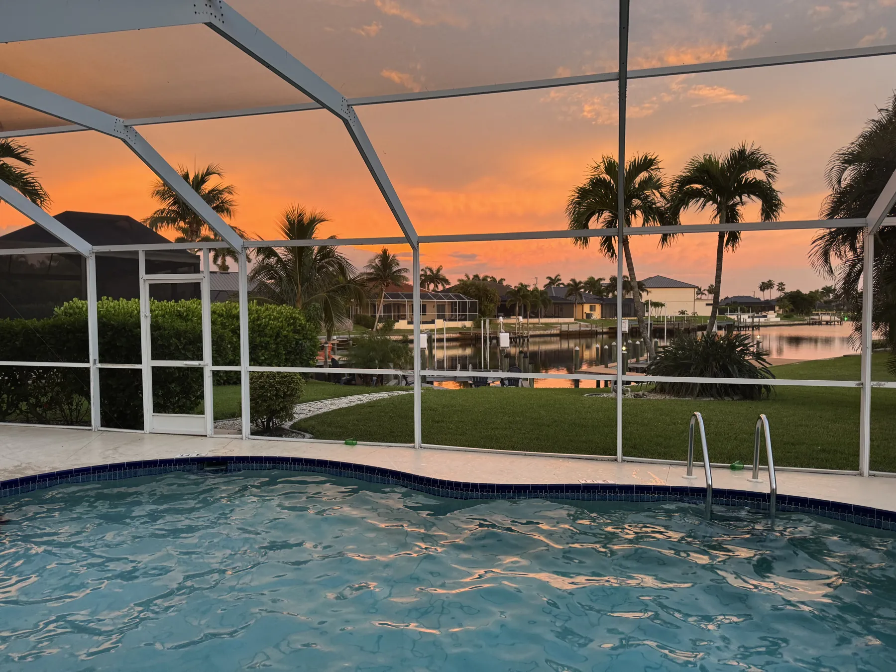 Pool und Kanal im Sonnenuntergang
