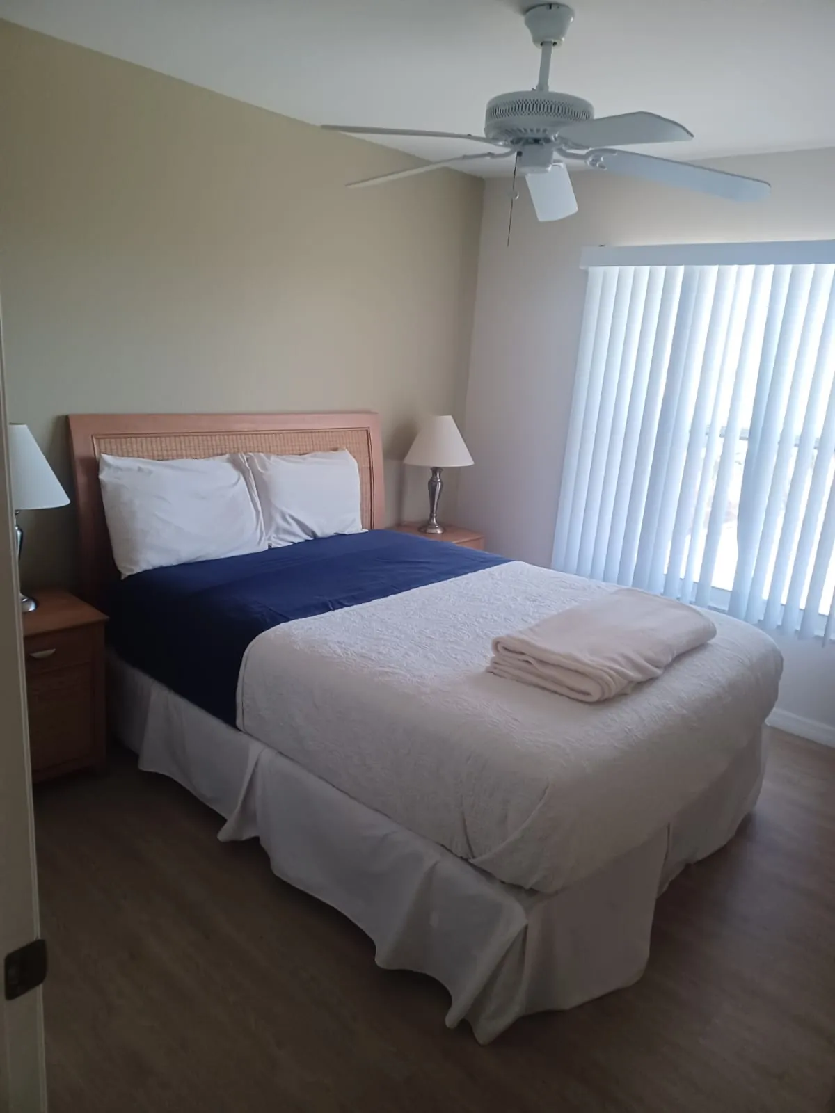 Zweites Schlafzimmer mit Queensize-Bett