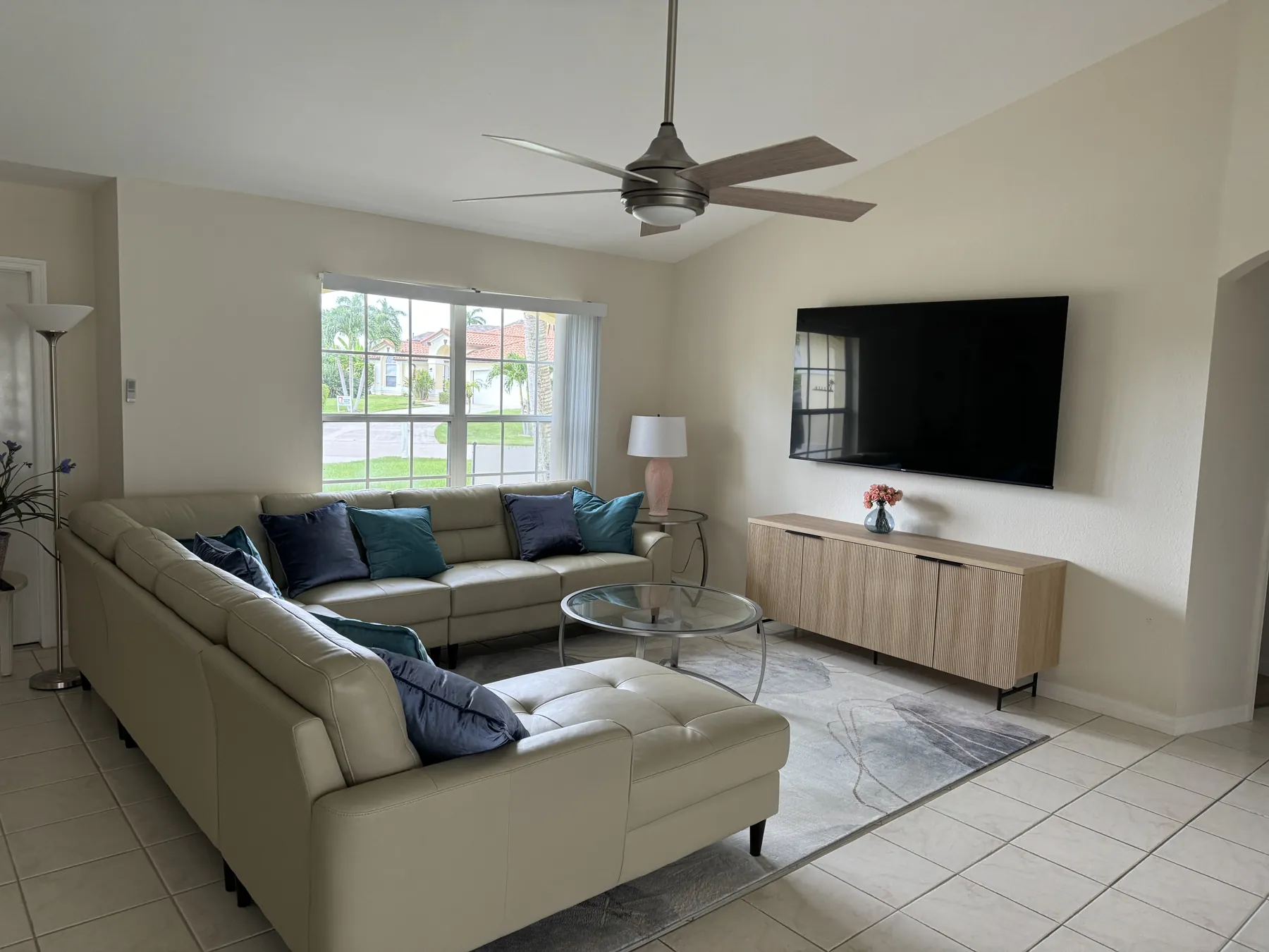 Wohnzimmer mit Ledersofa und 75-Zoll-TV